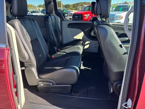 Used 2017 Dodge Grand Caravan SXT image 14