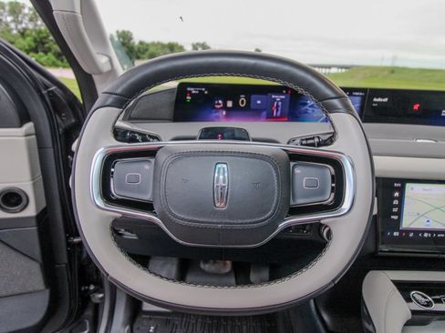 Used 2025 Lincoln Navigator Reserve AWD/4WD image 22