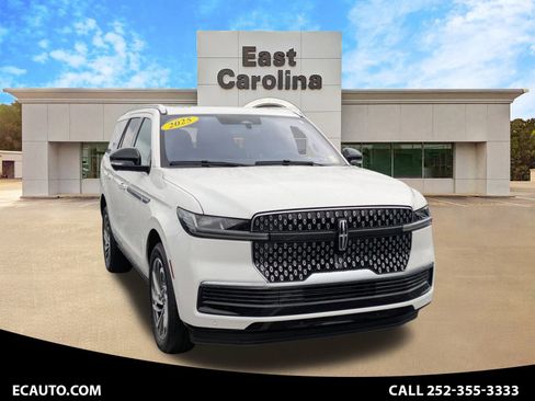 Used 2025 Lincoln Navigator Reserve image 1