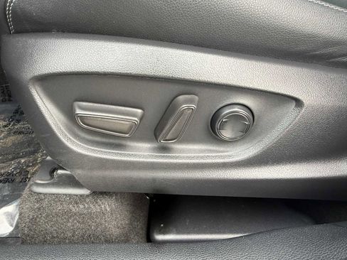 Used 2024 Toyota Corolla Cross XLE w/ Convenience Package FWD image 20