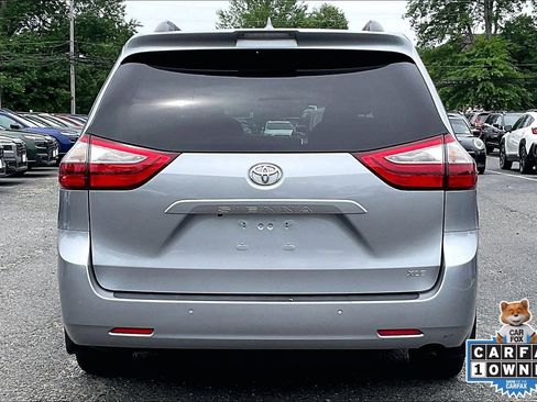 Used 2018 Toyota Sienna XLE w/ XLE Navigation Package FWD image 4