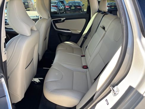 Used 2017 Volvo XC60 T6 Dynamic w/ Preferred Option Package image 21