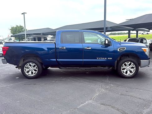 Used 2017 Nissan Titan SV w/ Heavy Duty GAWR Package AWD/4WD image 4