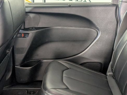 Used 2025 Chrysler Pacifica Select FWD image 27
