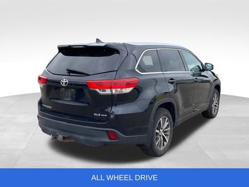 Used 2019 Toyota Highlander XLE AWD/4WD image 2