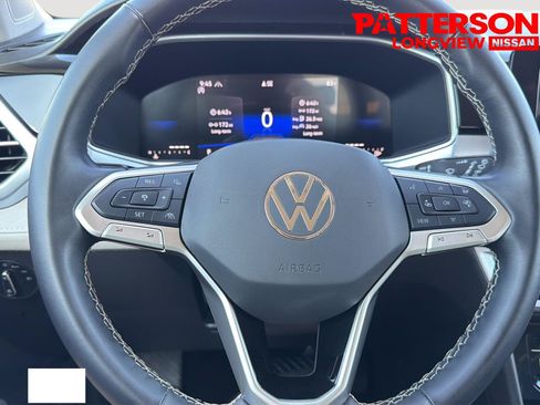 Used 2025 Volkswagen Taos SE AWD/4WD image 14