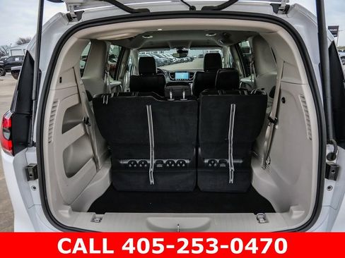 Used 2024 Chrysler Pacifica Touring-L AWD/4WD image 11