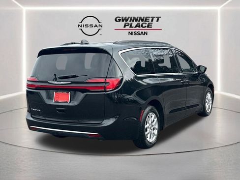 Used 2022 Chrysler Pacifica Touring-L image 5