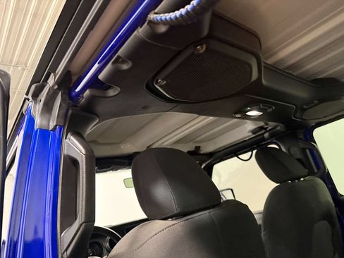 Used 2018 Jeep Wrangler Unlimited Sahara AWD/4WD image 11