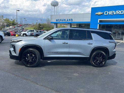 Used 2025 Chevrolet Traverse RS image 2