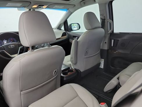 Used 2017 Toyota Sienna Limited Premium FWD image 13