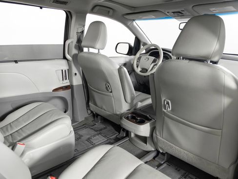 Used 2013 Toyota Sienna XLE image 23