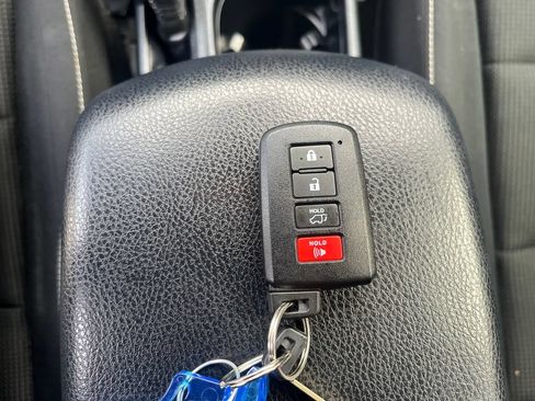 Used 2018 Toyota RAV4 XLE AWD/4WD image 34