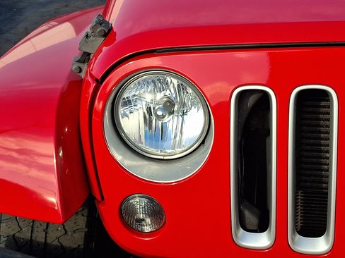 Used 2016 Jeep Wrangler Unlimited Sahara w/ Connectivity Group image 10