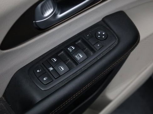 Used 2018 Chrysler Pacifica LX image 11