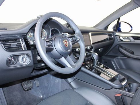 Certified 2025 Porsche Macan image 4