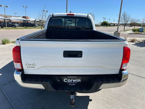 Used 2017 Toyota Tacoma SR5 AWD/4WD image 7