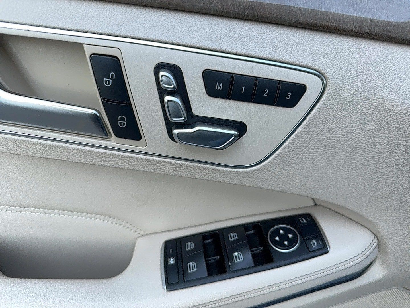 Used 2014 Mercedes-Benz E 350 4MATIC Sedan image 14