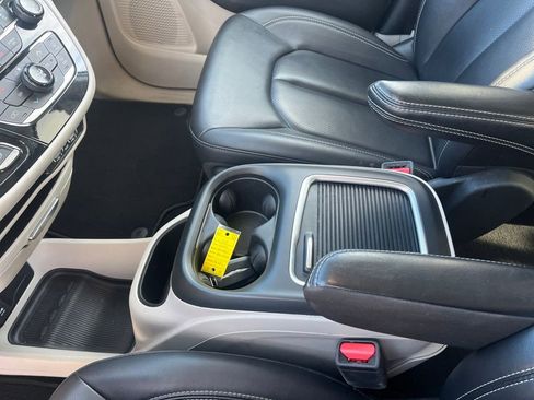 Used 2024 Chrysler Pacifica Touring-L image 26