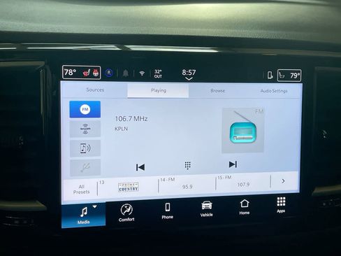 Used 2025 Chrysler Pacifica Select image 16