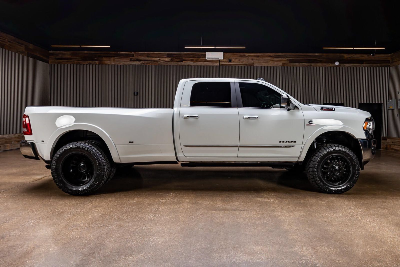 Used 2022 RAM 3500 Limited AWD/4WD image 11