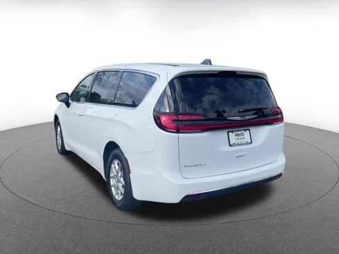 Used 2025 Chrysler Pacifica Select image 10