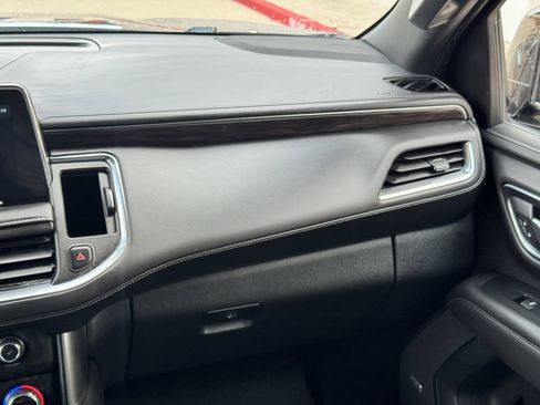 Used 2022 Chevrolet Suburban LT w/ Luxury Package RWD image 25