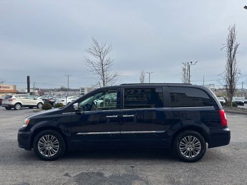Used 2015 Chrysler Town & Country Touring-L w/ Driver Convenience Group image 14