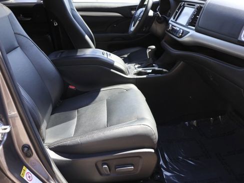 Used 2018 Toyota Highlander XLE w/ Protection Package #3 AWD/4WD image 29