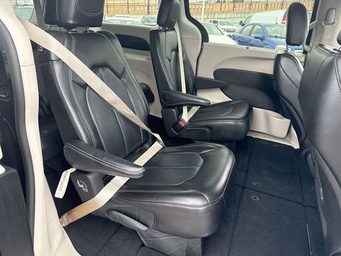 Used 2023 Chrysler Pacifica Touring-L FWD image 27