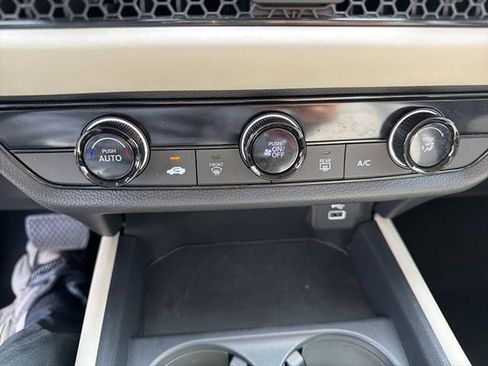 Used 2023 Honda HR-V LX image 4