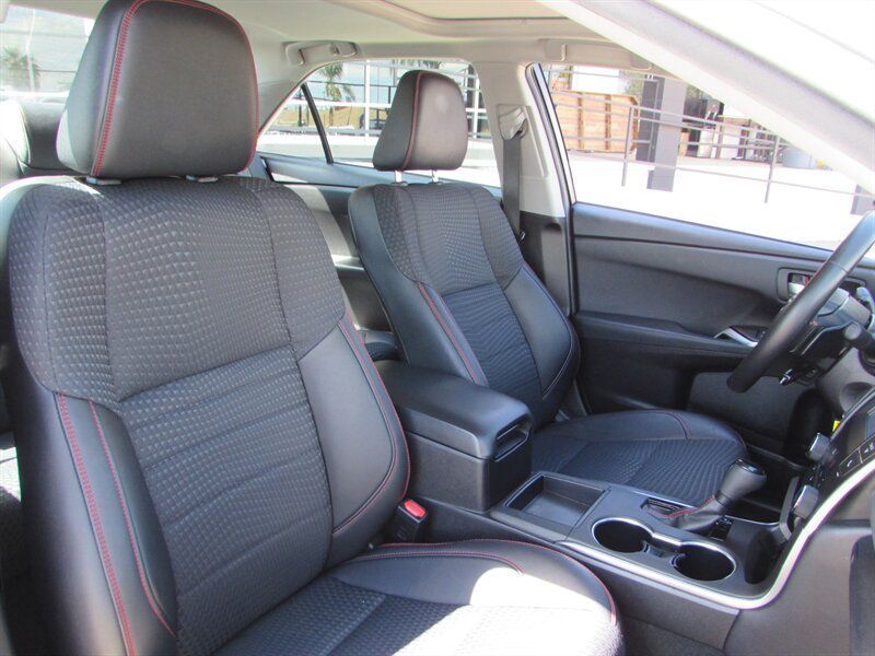 Used 2015 Toyota Camry SE w/ Moonroof Package FWD image 29