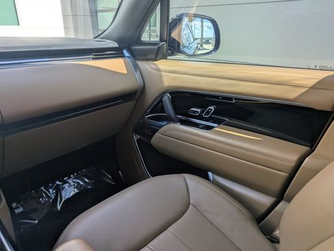 Certified 2025 Land Rover Range Rover SE AWD/4WD image 17