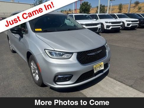 Used 2024 Chrysler Pacifica Touring-L FWD image 8