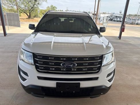 Used 2017 Ford Explorer FWD image 2