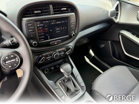 Used 2025 Kia Soul LX w/ LX Technology Package FWD image 25