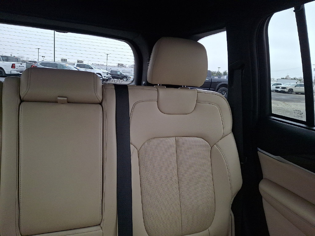 Used 2023 Jeep Grand Cherokee Limited w/ Luxury Tech Group II AWD/4WD image 21