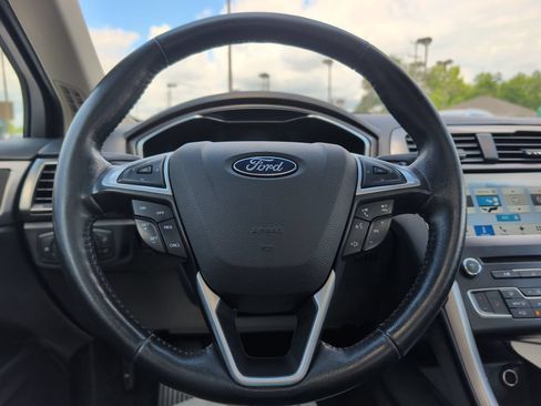 Used 2017 Ford Fusion SE w/ Fusion SE Technology Package AWD/4WD image 11