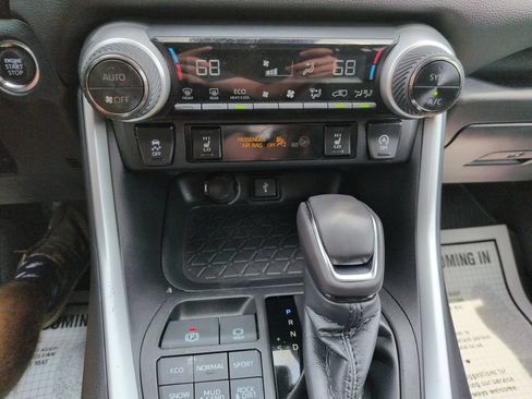 Certified 2022 Toyota RAV4 XLE Premium AWD/4WD image 18