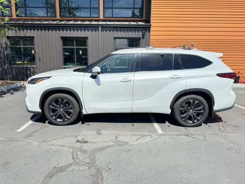 Used 2022 Toyota Highlander Limited AWD/4WD image 2