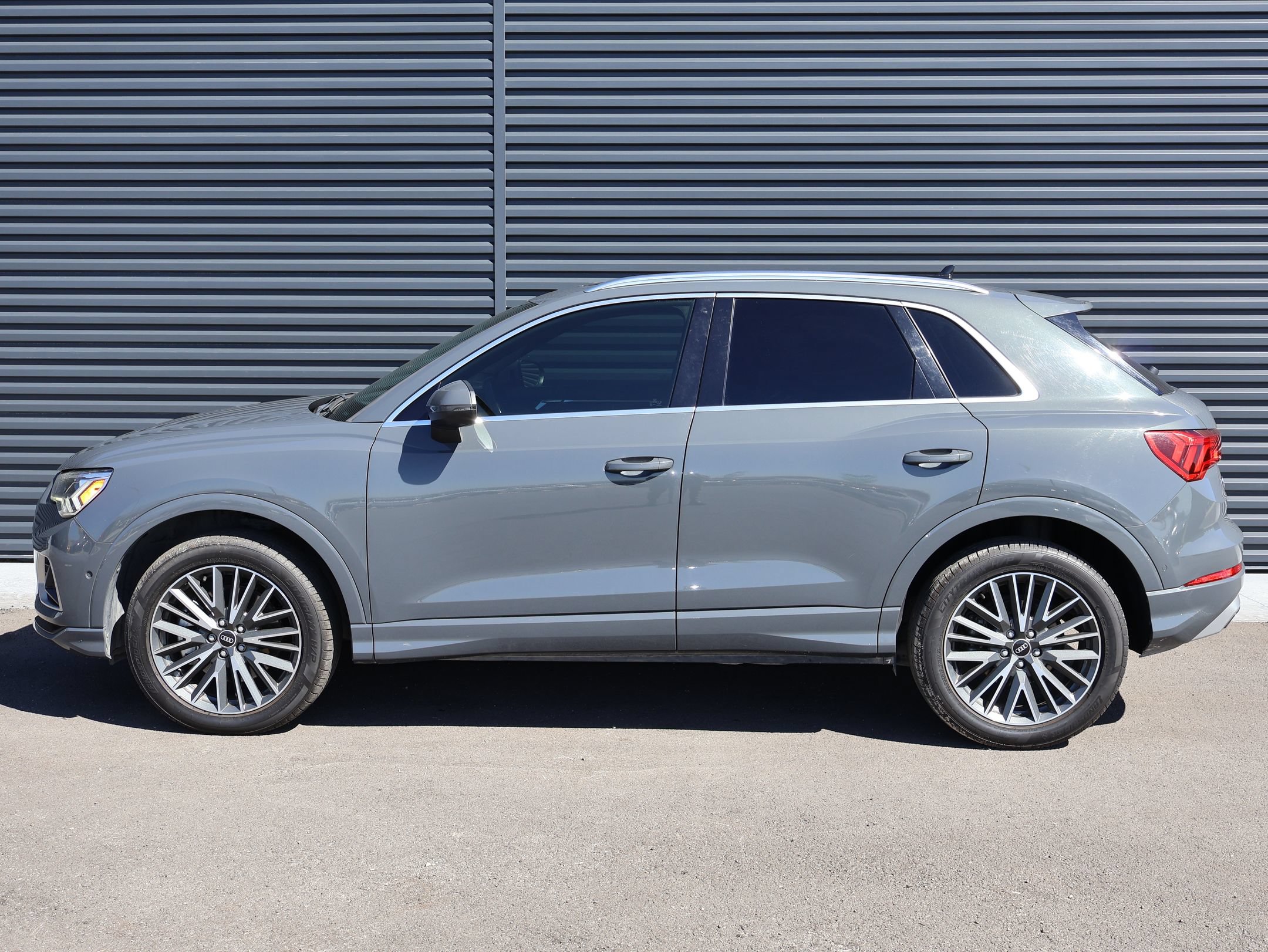 Used 2021 Audi Q3 2.0T Premium Plus w/ Premium Plus Package AWD/4WD image 2