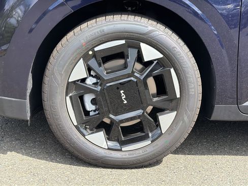 New 2026 Kia Carnival EX FWD image 16