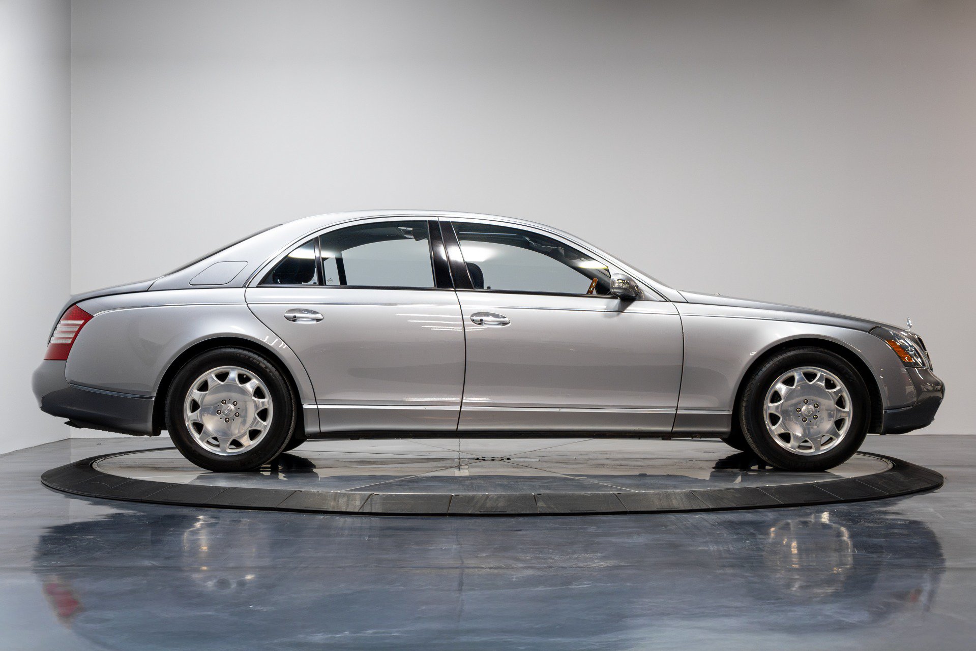 Used 2004 Maybach 57 RWD image 15
