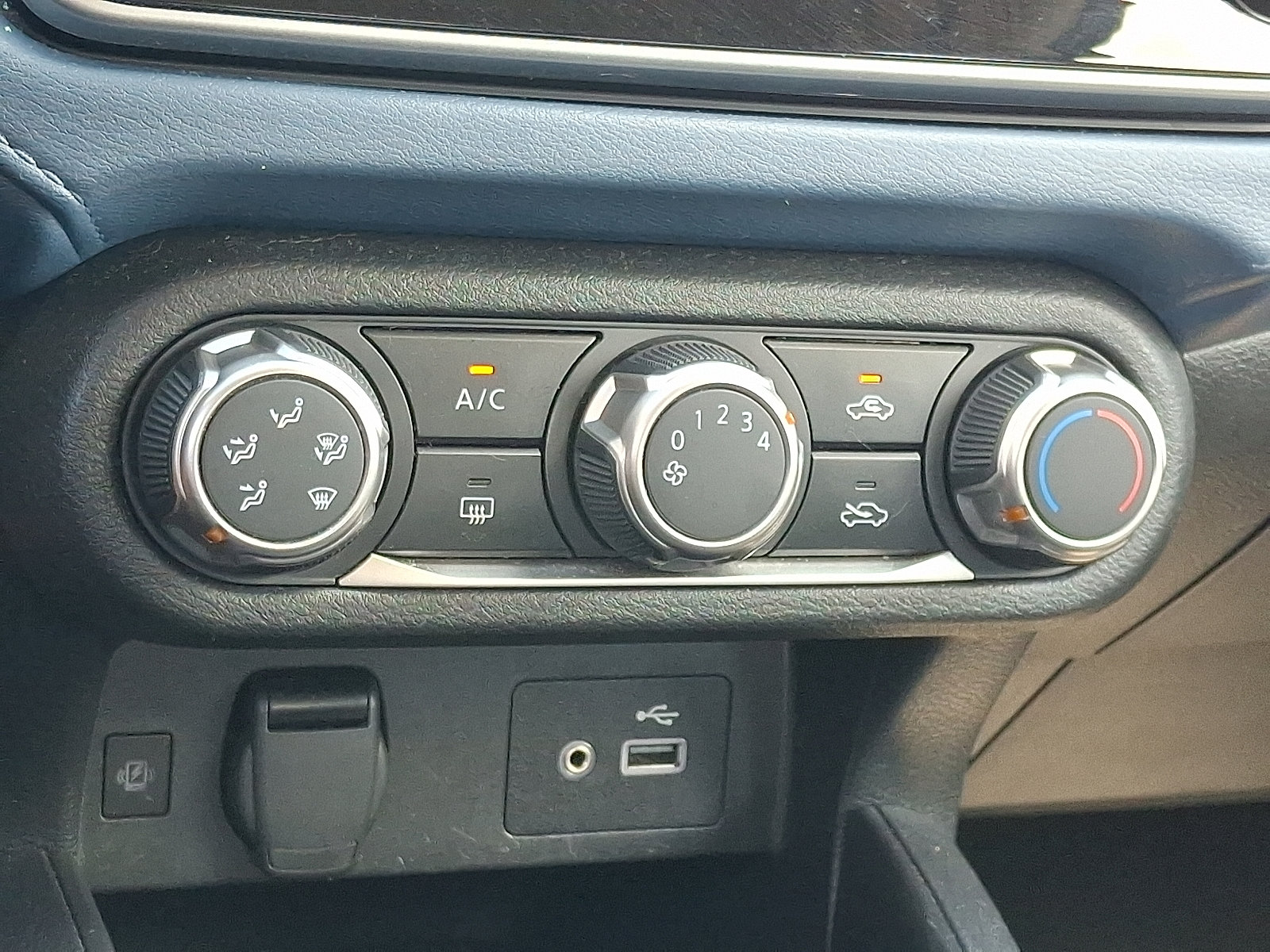 Used 2025 Nissan Versa SV FWD image 18