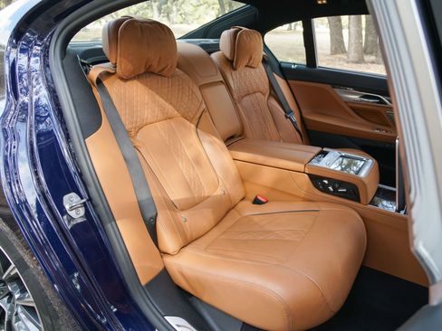 Used 2020 BMW 750i xDrive image 35