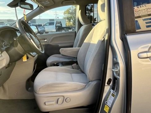 Used 2020 Toyota Sienna LE image 29