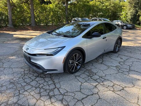 Used 2023 Toyota Prius LE FWD image 3