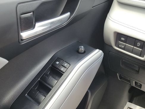 Used 2023 Toyota Highlander XLE FWD image 19