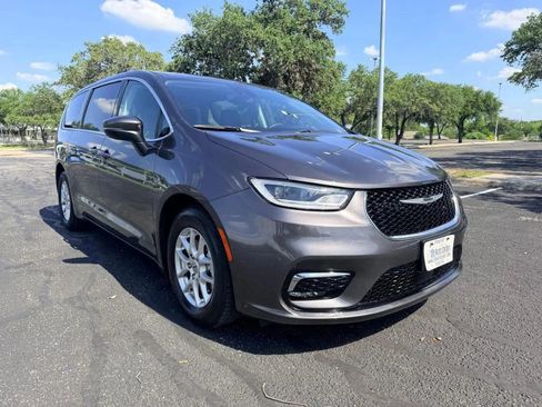 Used 2023 Chrysler Pacifica Touring-L FWD image 9