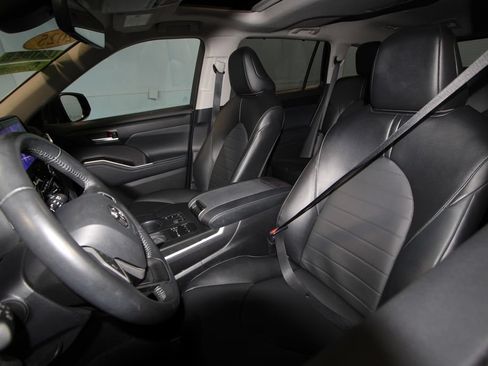 Used 2025 Toyota Highlander XLE AWD/4WD image 4